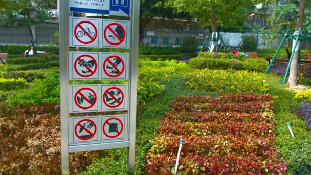 Aviso público em um belo parque de jardim no centro de Macau. China . — Vídeo de Stock