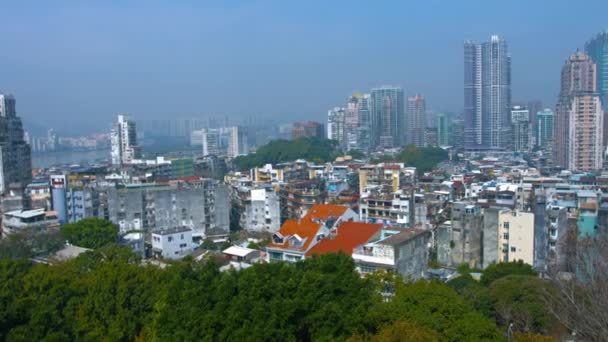 Mooie. pannen shot van de stedelijke skyline van Macau op een winter middag. — Stockvideo