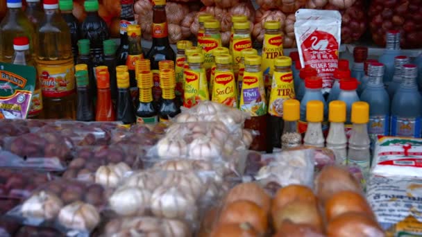 Sauces en bouteille et ail et oignons pré-emballés dans un marché public extérieur à Bornéo. Malaisie . — Video