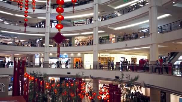 Muchos compradores pasean y exploran las tiendas en Suria KLCC Shopping Mall en el centro de Kuala Lumpur. Malasia — Vídeo de stock