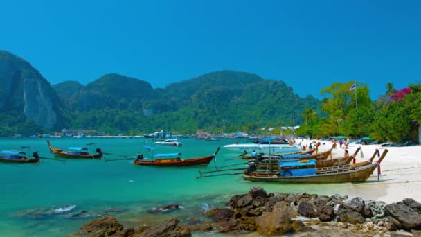 Många turné båtar bunden längs en vacker och populär turist strand på Phi Phi Island i Thailand. — Stockvideo