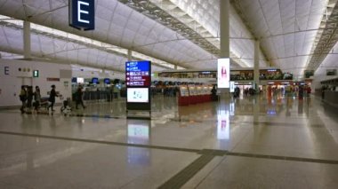 Terminalin giden yolcu alanında dolaşan yolcular