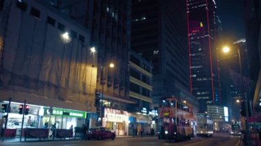 Hong Kong elektrikli sokak arabaları ve otobüsler ile Kentsel kavşak. Geceleyin