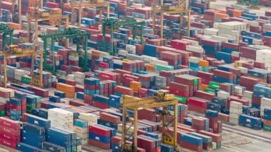 Zaman atlamalı konteyner tersane operasyonlarının özeti. Singapur'da bir limanda