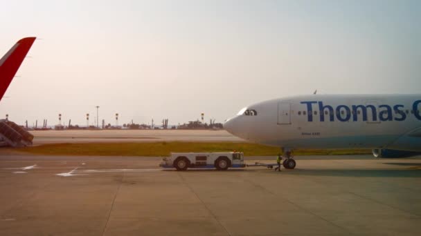 Машина наземной поддержки откладывает рейсы Томаса Кука. Airbus A330 — стоковое видео