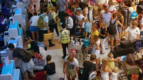 Havayolu yolcuları. giden yolcu kontuanda çantalarını kontrol — Stok video