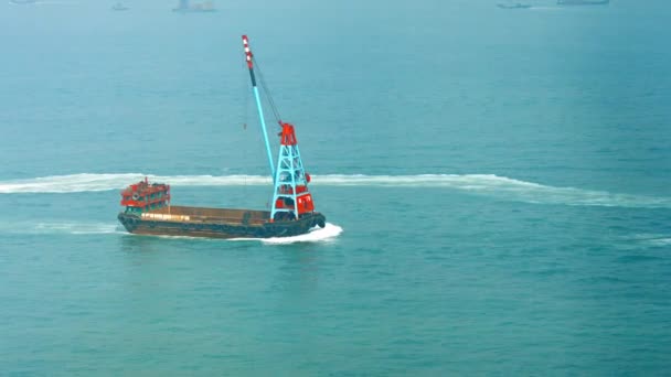 Barcaza vacía con montaje de grúa montada. crucero por la bahía — Vídeo de stock