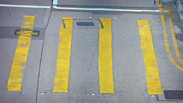 Voetgangers Crossing Urban Street bij een Safety cross Walk in het centrum van Hong Kong. — Stockvideo