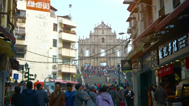 Touristen schlendern die Haupttreppe an den Ruinen der Kathedrale Sao Paulo in Macau hinauf — Stockvideo