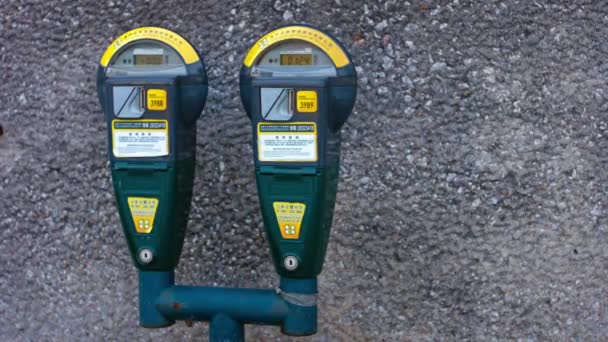 Automatiserad. Digital parkering meter på en trottoarkant i centrala Macau. Kina — Stockvideo