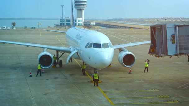 Terminaalin telakointiholkki lähestyy Filippiinien Airlinesin matkustajakonetta — kuvapankkivideo