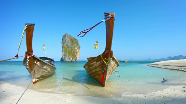 Pair of longtail tour boats. flying the Thai national flag — Stock Video