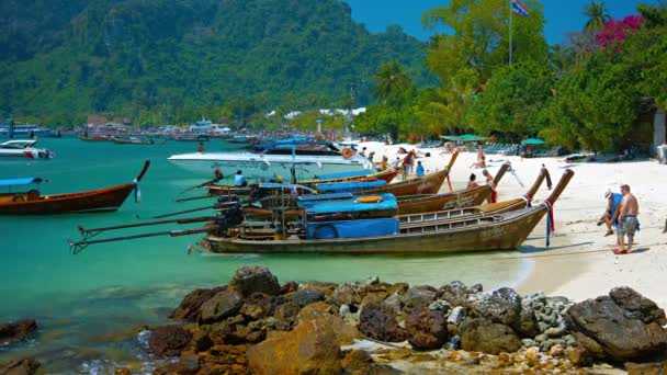 Praia tropical popular na ilha Phi Phi, na Tailândia — Vídeo de Stock