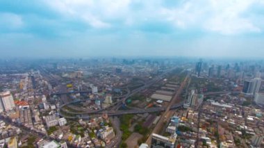 Bangkok şehir manzarası. Tayland'ın başkenti. puslu bir günde. bir otoyol kavşağı ile
