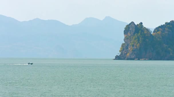 Piccola barca a motore Crociera oltre le formazioni rocciose nella baia tropicale — Video Stock