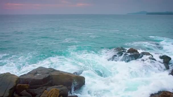 Vagues douces d'une mer tropicale sur des rochers 