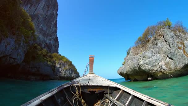 Boat cirkáló alatt mészkő sziklák a trópusi tenger — Stock videók