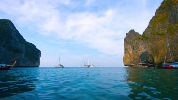 Segelboote ankern unter Seebliffen in Südthailand — Stockvideo