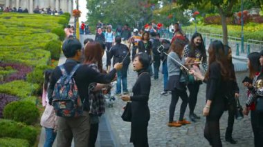 Macau harabeleri önünde fotoğraf çekmek için selfie çubukları kullanan turistler