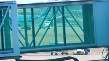 Takma kol'ın rampa yürüyüş yolcu