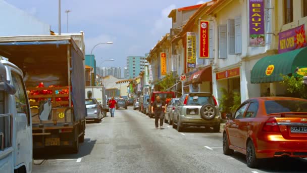 Voetgangers lopen langs verschillende bedrijven in de Indiase wijk van Singapore — Stockvideo