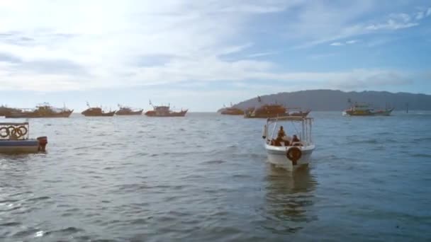 Motorizado. lançamento de fibra de vidro chegando em uma aldeia de pescadores — Vídeo de Stock