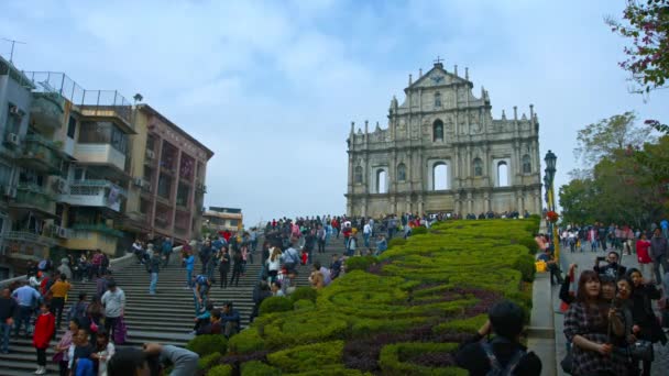 Multitud de turistas visitando las ruinas de la Catedral de Sao Paulo en Macao. China. — Vídeos de Stock