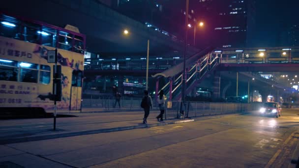 Upptagen urban street i centrala Hong Kong på natten — Stockvideo
