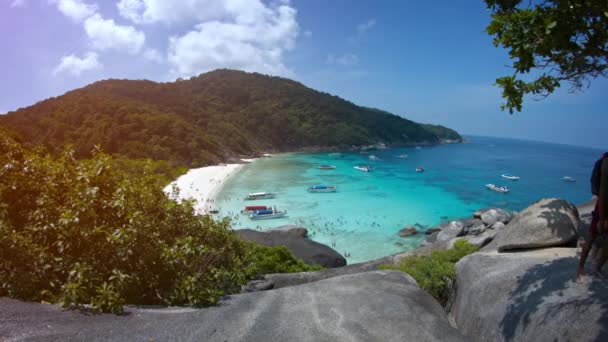 Lövés a kristálytiszta víz és merész horizontot le Koh Similan néző — Stock videók