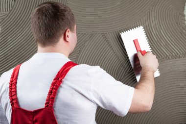 duvar ev inşaat Oluşturucusu görevli. adam üzerinde odaklanmak