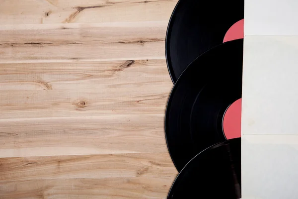 Vue du dessus des disques vinyle sur table en bois — Photo