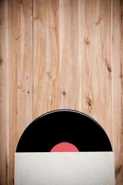 Вид сверху на виниловую пластинку над деревянным столом — стоковое фото