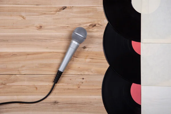 Vista superior do disco de vinil sobre mesa de madeira e microfone — Fotografia de Stock