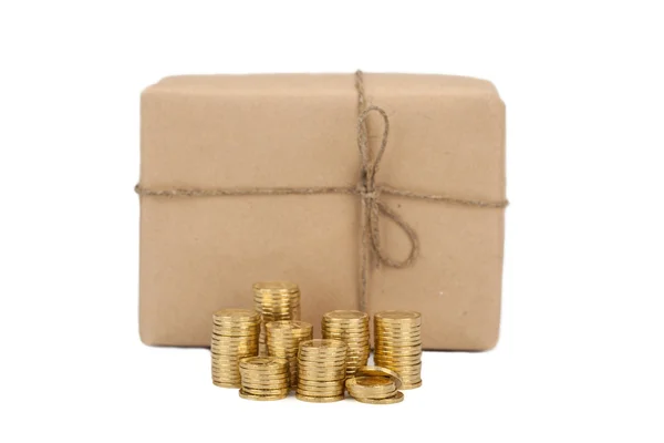 Prețul trimiterii coletelor. concept. monede pachetul cutie aproape — Fotografie, imagine de stoc