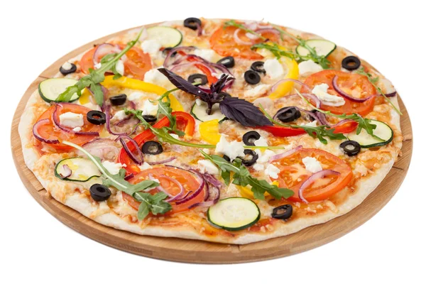 Pizza caseira no fundo branco — Fotografia de Stock