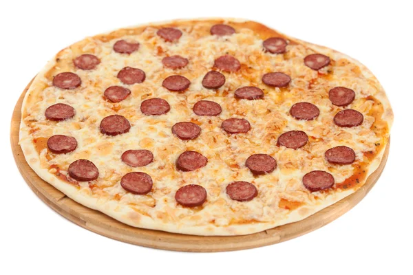 Pizza caseira com salame — Fotografia de Stock