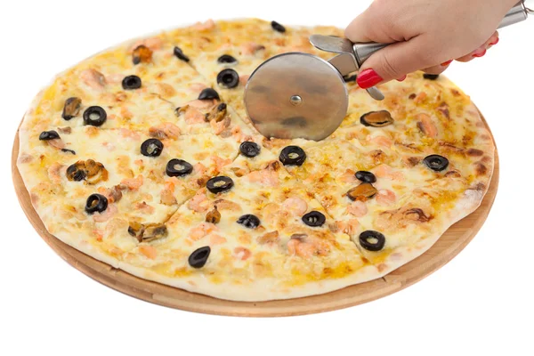 Cortador de pizza redonda em uma mão feminina — Fotografia de Stock
