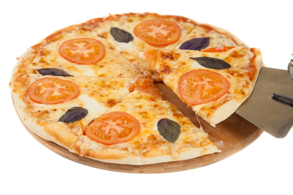 Fetta pizza fatta in casa su sfondo bianco — Foto Stock