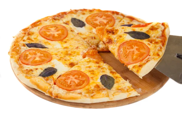 Шматочок домашньої піци на білому фоні — стокове фото