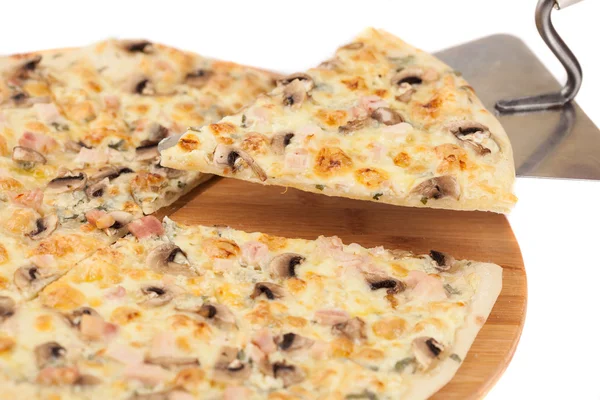 Domowej roboty pizze na biały — Zdjęcie stockowe