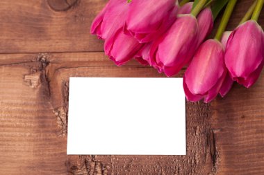 Lale çiçek tebrik kartı ahşap masa üzerinde