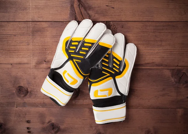 Ahşap masa üzerinde futbol kaleci eldiven