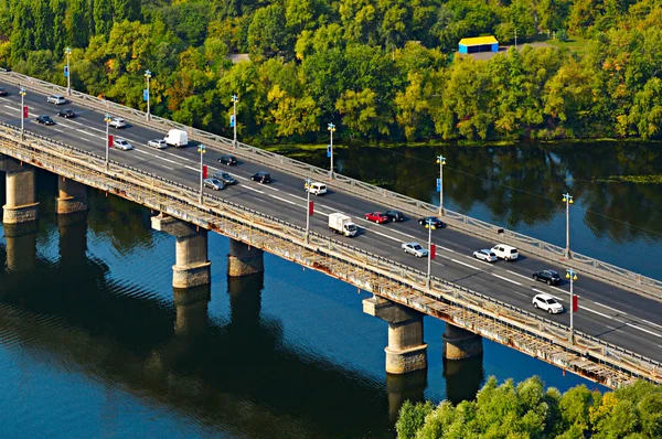 Verkeer op Paton brug in Kiev — Stockfoto