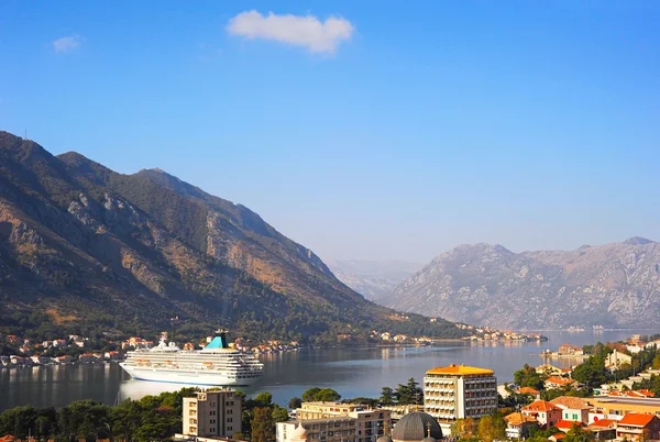 Bateau de croisière dans la baie du Monténégro — Photo