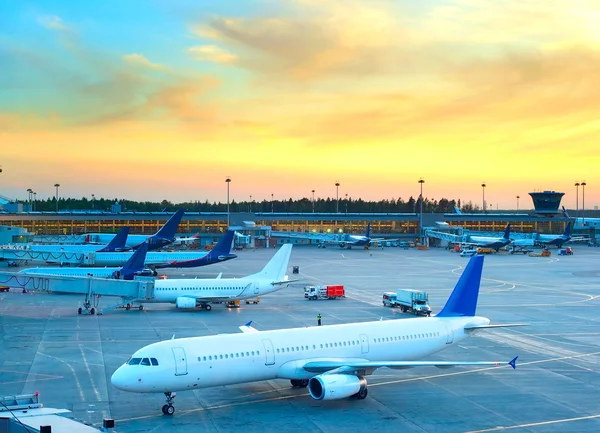 Wiele samolotów na lotnisku — Zdjęcie stockowe