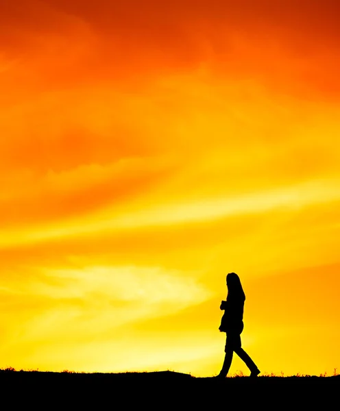 Frau bei Sonnenuntergang, Silhouette — Stockfoto