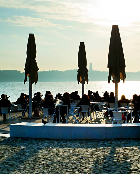 Restaurant en bord de mer au coucher du soleil — Photo