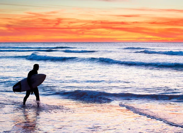 Niet-geïdentificeerde surfer met surfboard — Stockfoto