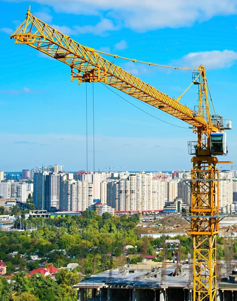 Site de construction avec grue et travailleurs — Photo