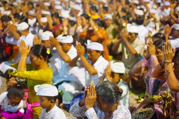 Balinese people praying — Stock Photo, Image